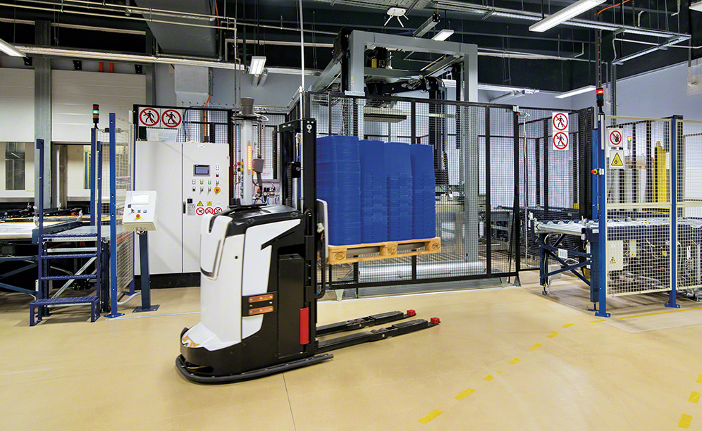 Centrul de producție și depozitul sunt conectate prin AGV-uri